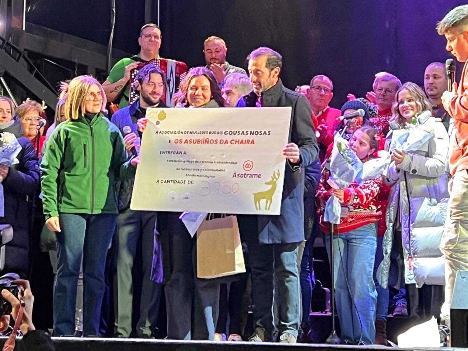 Entrega cheque solidario do Festival Asubiíños