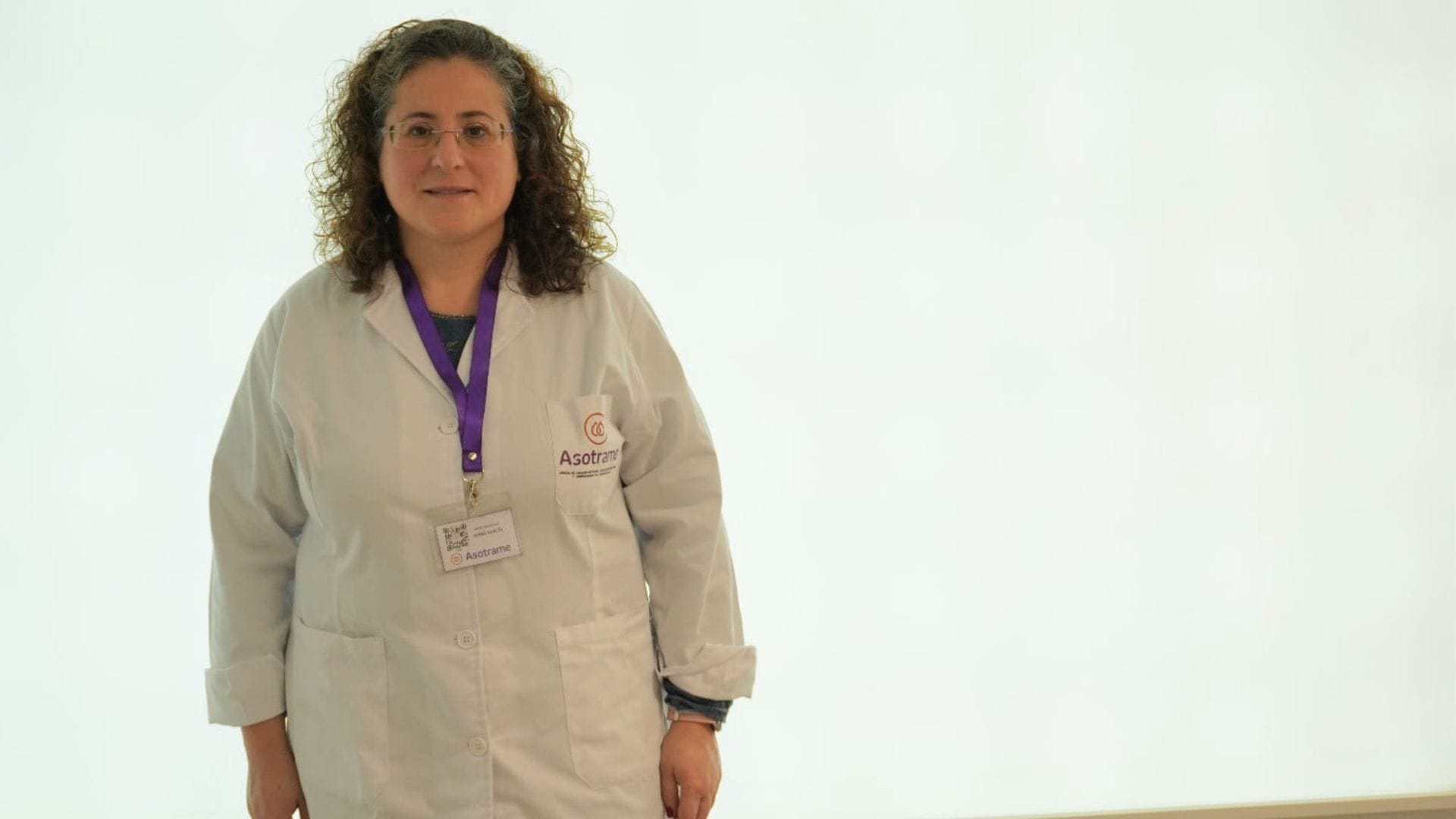 Isa García, psicóloga de Asotrame que ofrece atención en el CHUS