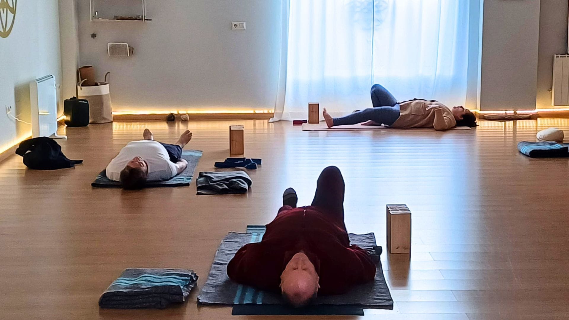 Sesión de yoga adaptado a pacientes oncológicos.
