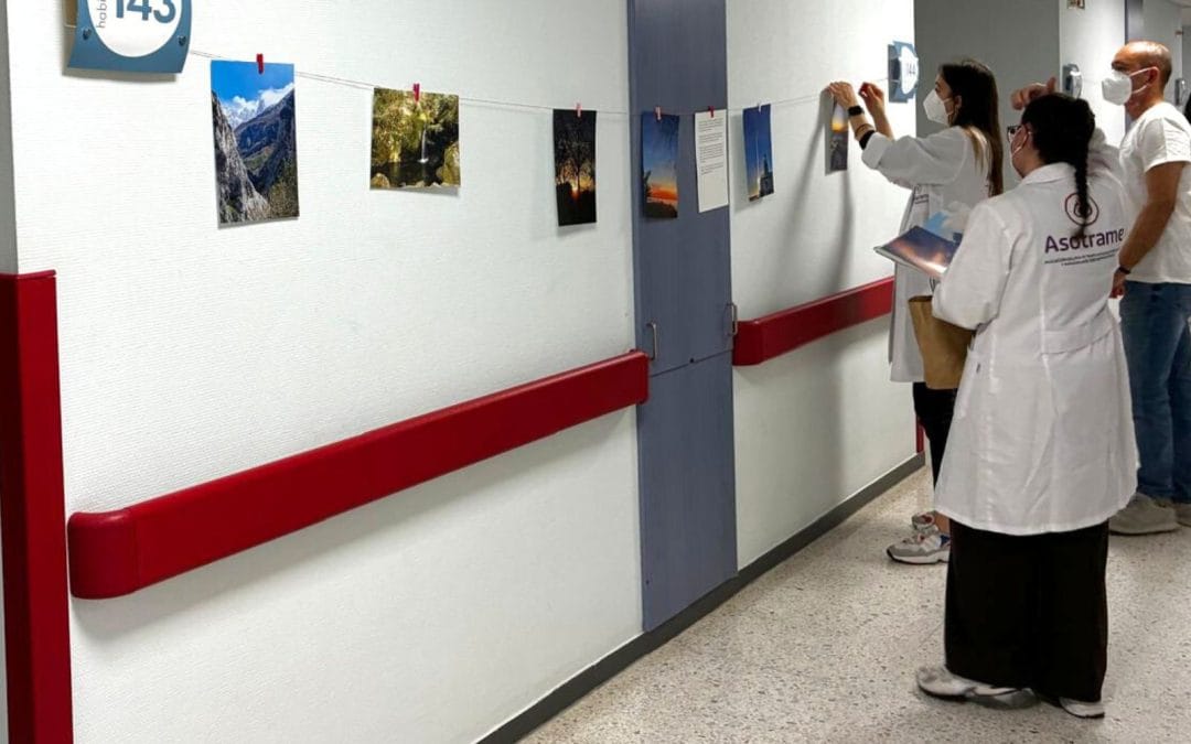 Asotrame llena de “paisajes que curan” la planta de hematología del CHUS